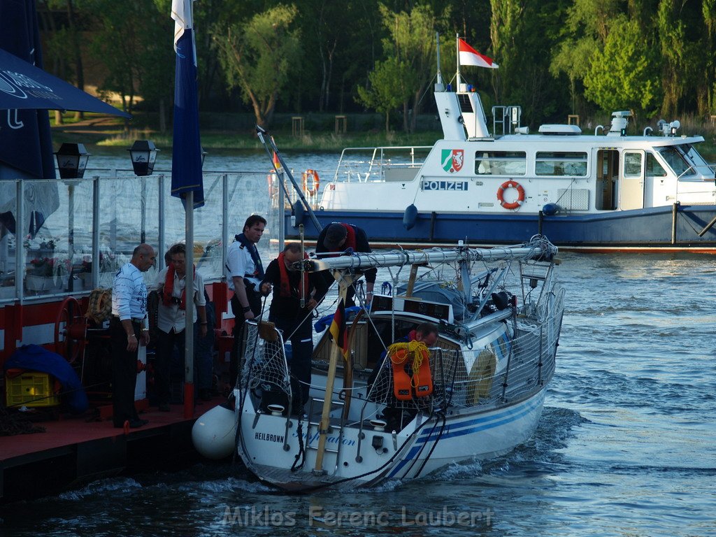Motor Segelboot mit Motorschaden trieb gegen Alte Liebe bei Koeln Rodenkirchen P146.JPG